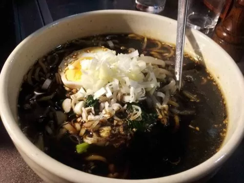 漆黒の黒ラーメン