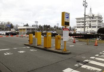 秋田県庁の駐車場の画像