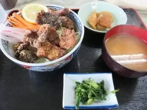 ウツボのからあげ丼