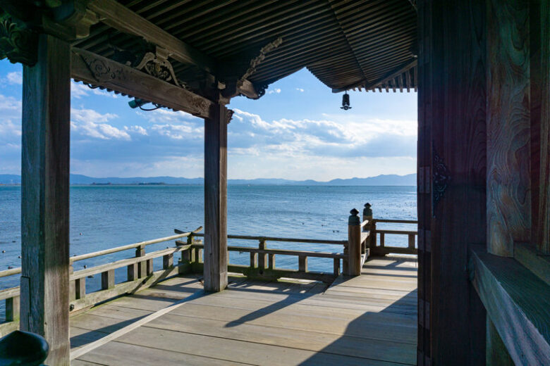 琵琶湖の上に浮かぶ浮御堂