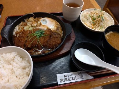 「とんかつ味噌煮込み定食」の画像