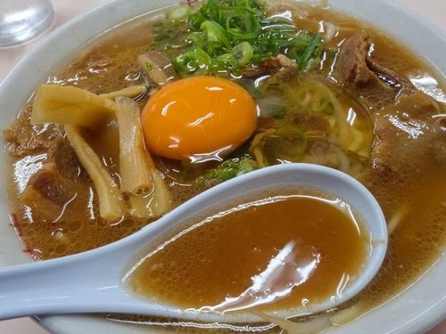 「中華そば中盛肉入 + 生玉子」の画像２