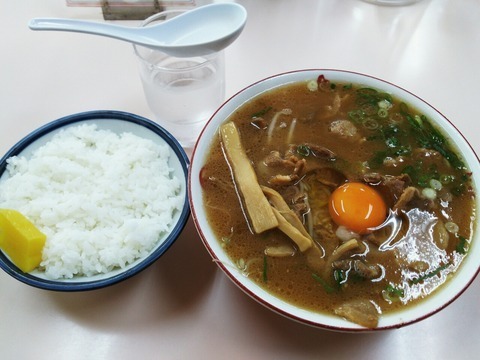 「中華そば大盛肉入＋生卵＋ライス」の画像