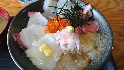 地魚海鮮丼2