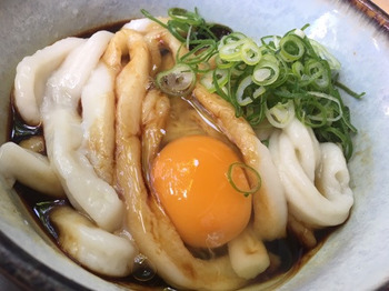 「月見伊勢うどん＋平打ち麺」の画像