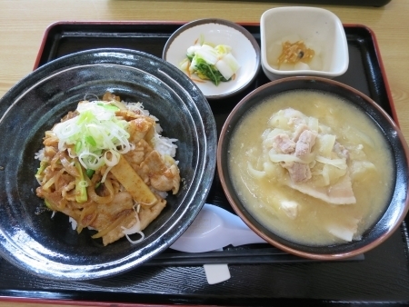 「肉丼とん汁小盛セット」の画像