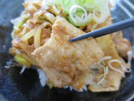 「肉丼とん汁小盛セット」の画像３