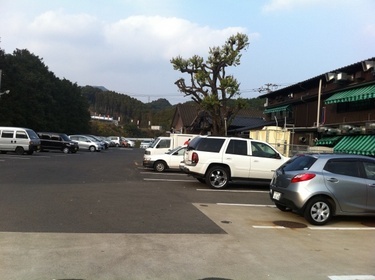 「ドライブイン鳥 伊万里本店」の駐車場