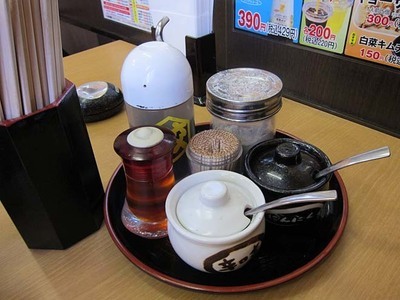 「徳島ラーメン 奥屋本店」の卓上調味料