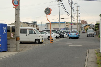 「手打ちうどん はりや」駐車場