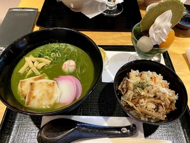 抹茶カレーうどん＋かやくご飯パフェセット