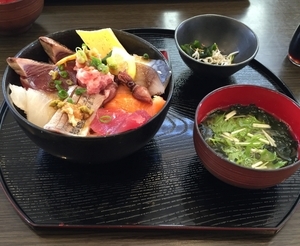 「海鮮丼 中盛り」の画像