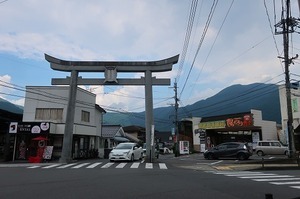 湯布院駅前の鳥居の画像